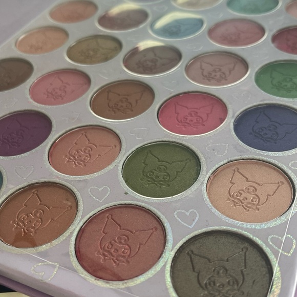 Kuromi 35 eyeshadow Palette - Picture 3 of 6